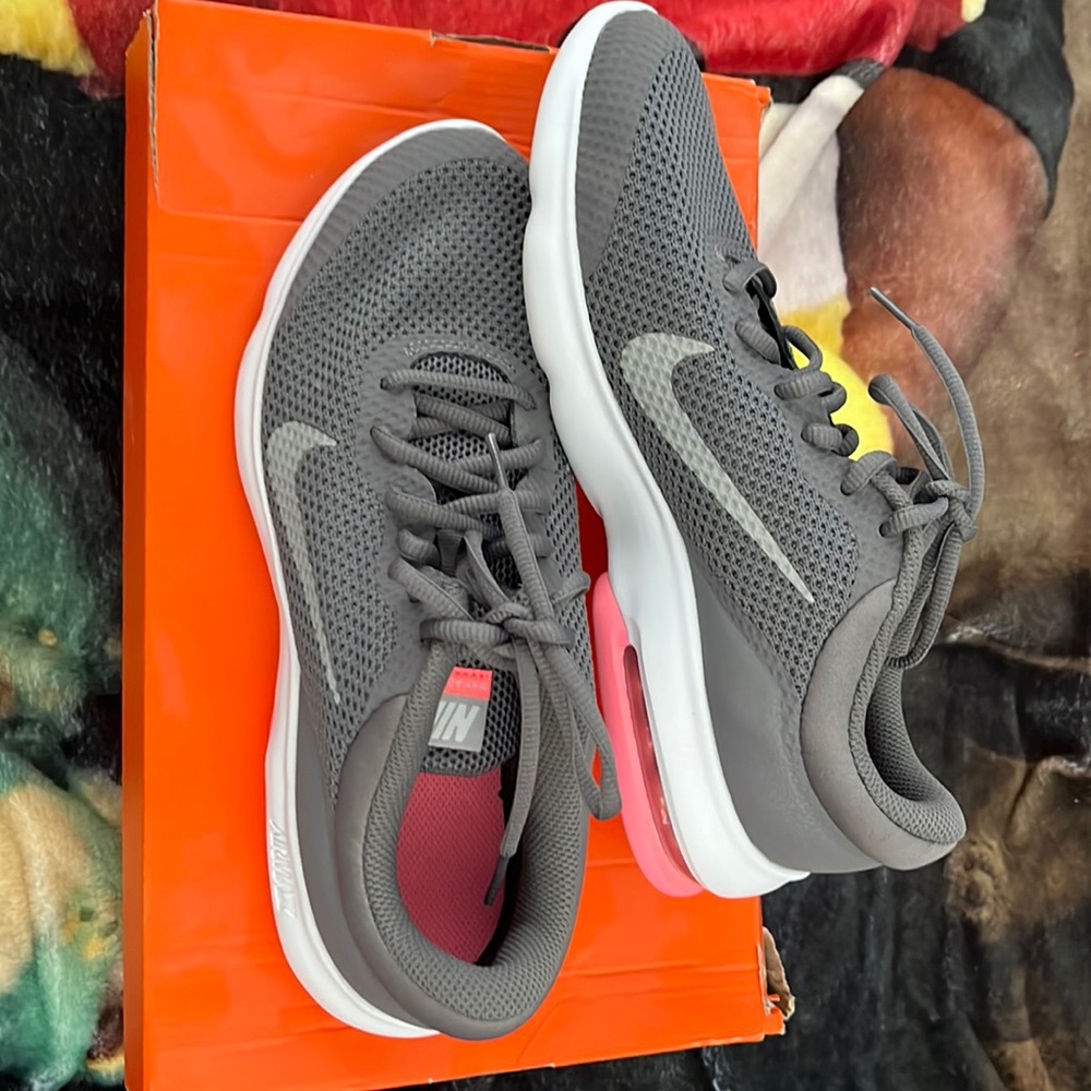 grey and pink nike air max